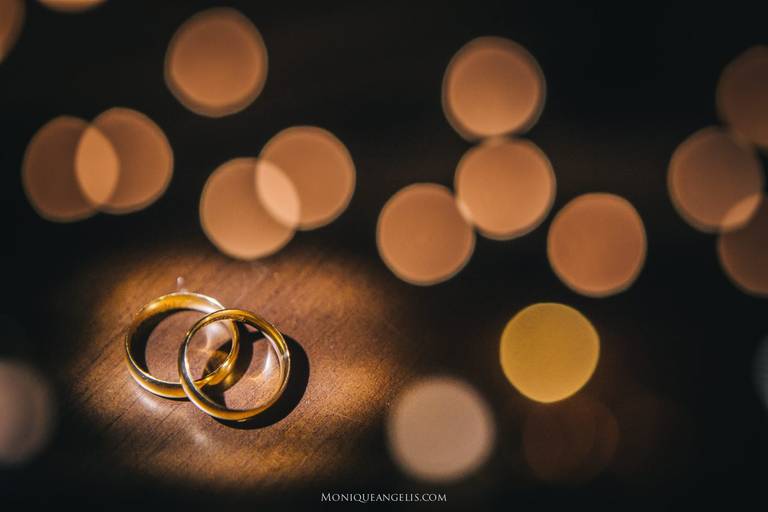 Monique Angelis - A foto das alianças após casamento
