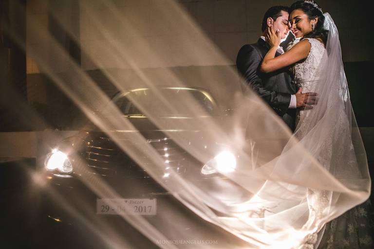 Abraço dos noivos após a cerimônia no Espaço Terraza Campinas SP