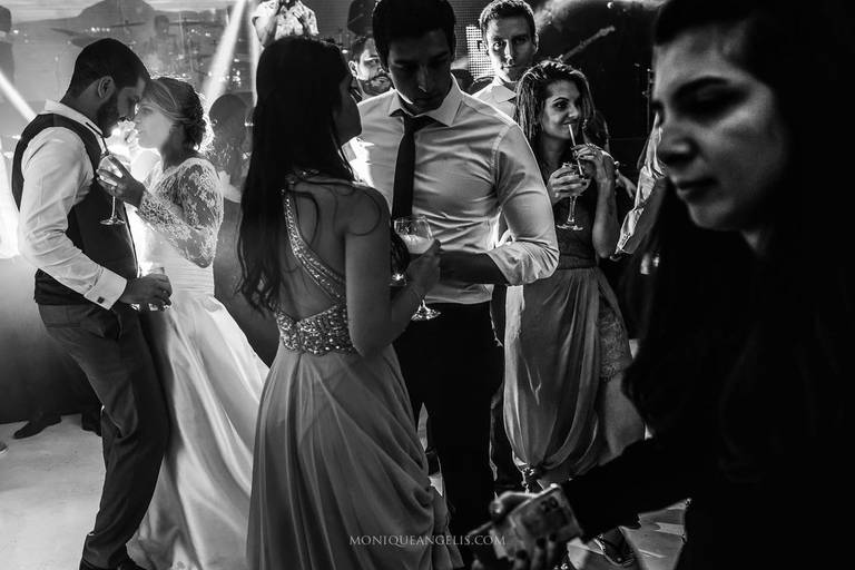 Noivos dançando na pista do casamento durante a festa