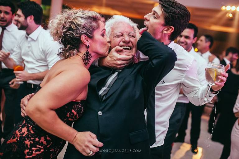 Convidados brincando durante a festa