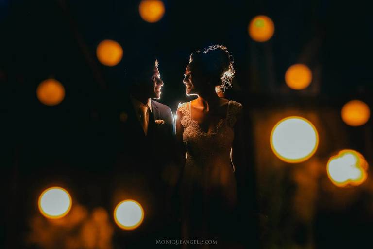 Noivos se olhando durante o ensaio após o casamento