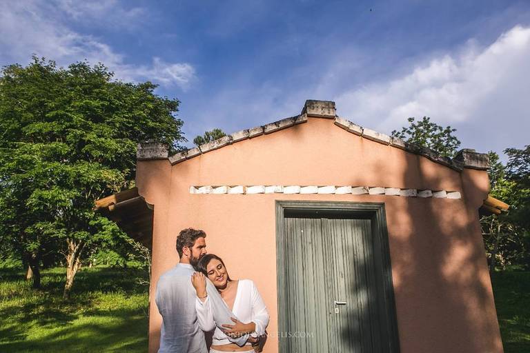 Noivos se abraçando durante ensaio pré-wedding