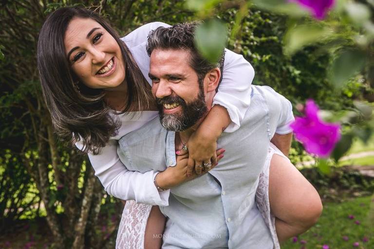 Noivos brincando durante ensaio pré-wedding