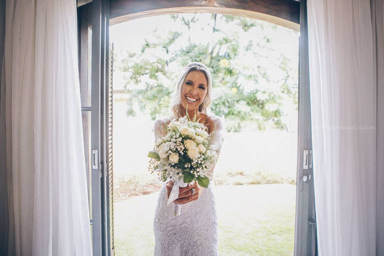 Noiva sorrindo minutos antes da cerimonia de casamento