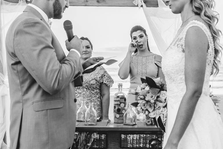 Irmã da noiva se emocionando durante a cerimônia de casamento na Praia de Bombinhas SC