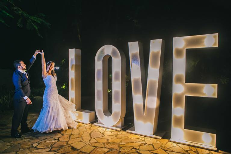 Ensaio dos noivos após a cerimônia na Quinta das Bromélias Sousas SP