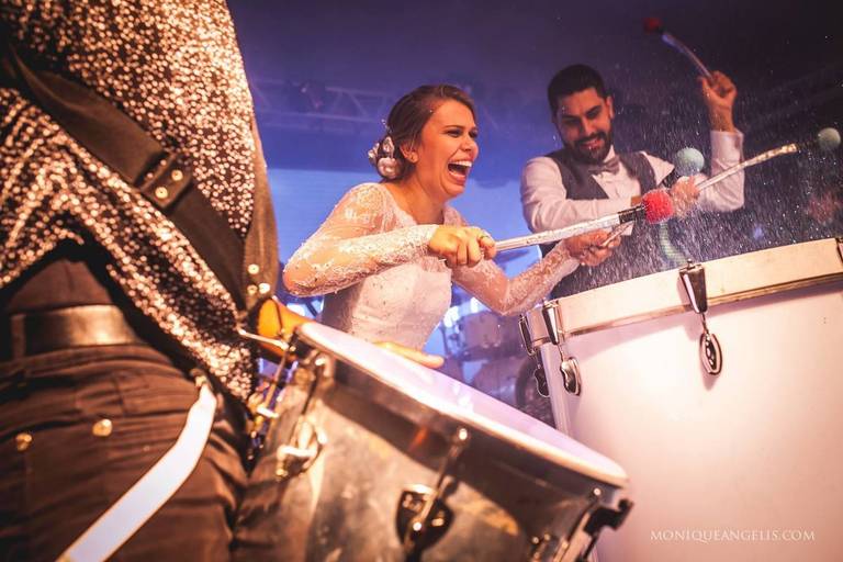 Monique Angelis - foto dos noivos aos tambores durante a festa do seu casamento em Santa Barbara - SP