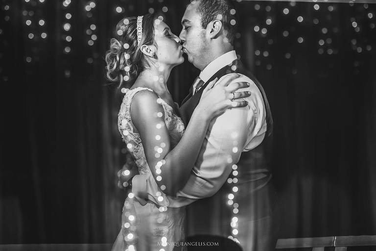 Monique Angelis - O beijo dos noivos ao fim do seu casamento em Indaiatuba - SP