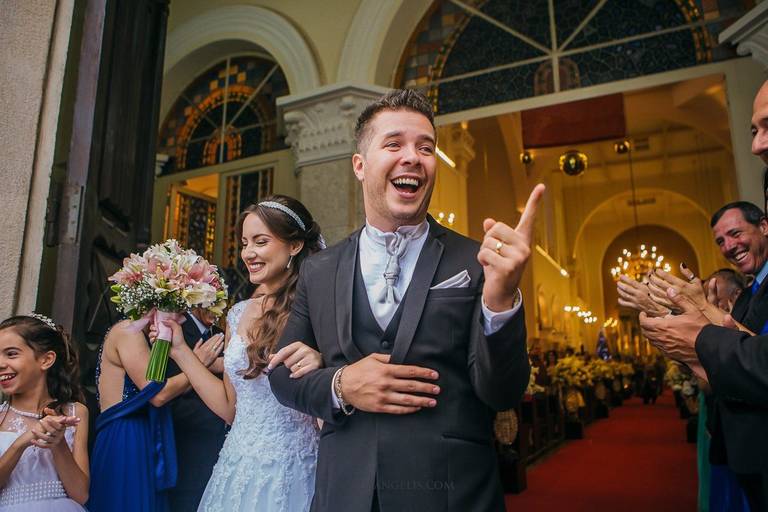 Monique Angelis - Sorriso do noivo ao sair da cerimônia do seu casamento em Campinas - SP