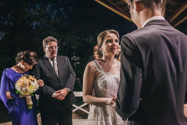 Monique Angelis - Olhar apaixonado da noiva diante do seu noivo na compania emocionado dos seus pais - Hortolândia SP