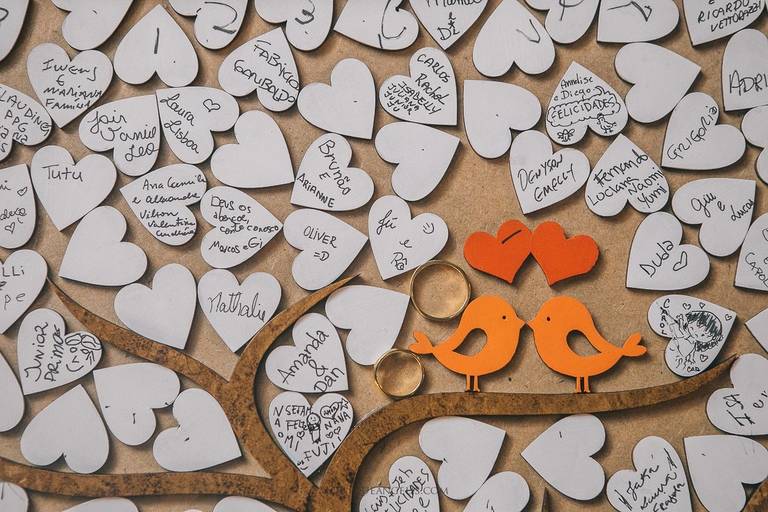 Monique Angelis - Foto das alianças junto aos pedidos de felicidades dos convidados