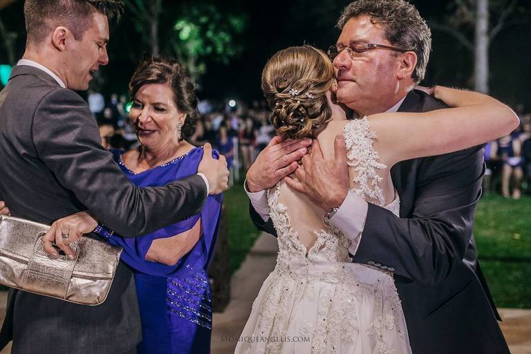 Monique Angelis - Abraço caloroso do pai em sua filha após cerimônia de Casamento em Hortolândia - SP