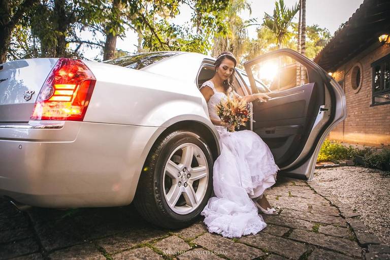 Monique Angelis - Foto da noiva dentro do carro antes da cerimônia do seu casamento em Sousas - SP
