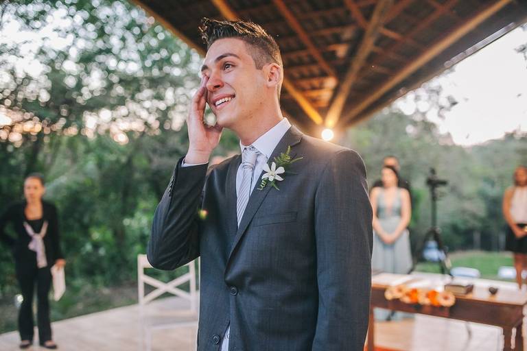 Monique Angelis - Noivo emocionado ao receber sua noiva para a cerimônia do seu casamento em Hortolândia - SP