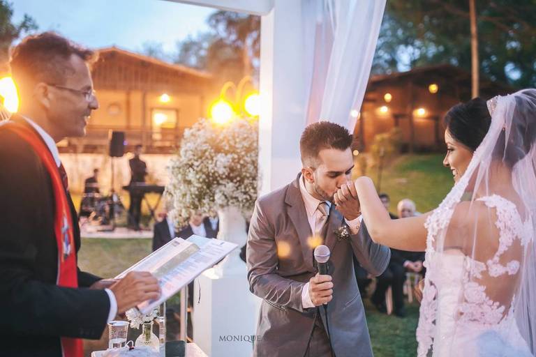 Monique Angelis - O beijo da aliança do noivo durante cerimônia de casamento em Sousas - SP