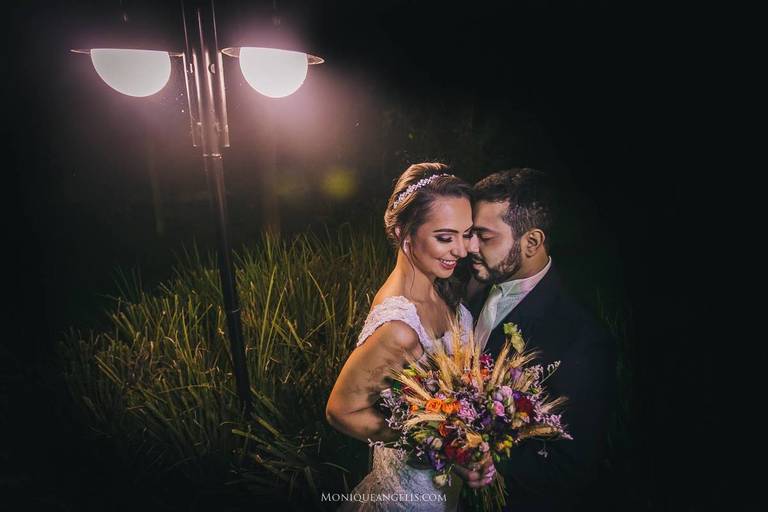 Monique Angelis - Foto feita após cerimônia de casamento em um ensaio com o casal Sousas - SP
