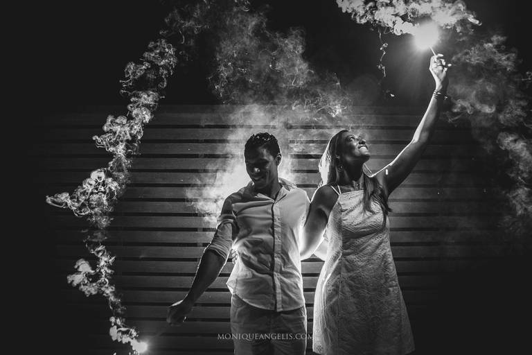 Ensaio Pré Casamento - noivos usando sinalizadores