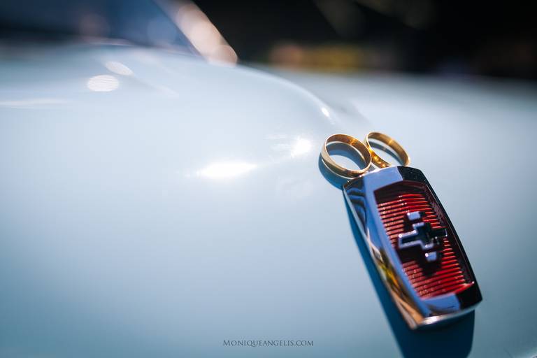 Monique Angelis - A foto das alianças após casamento em Valinhos