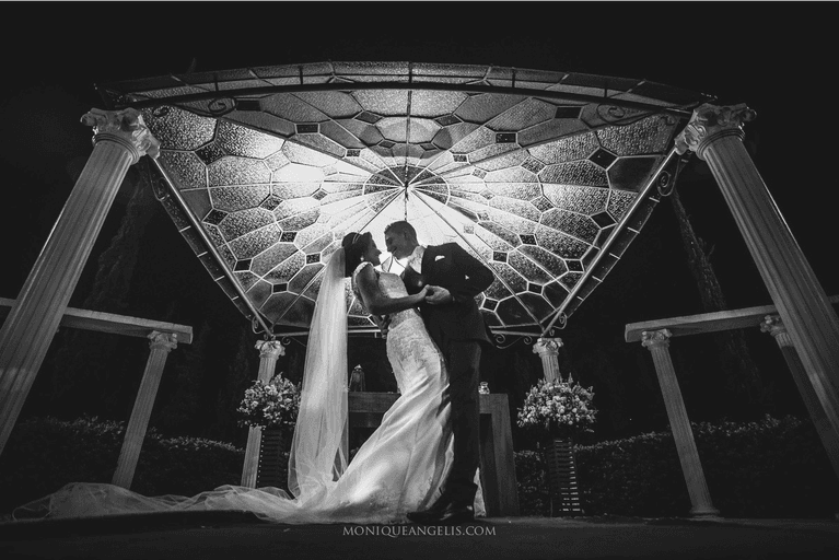 Noivos se abraçando durante ensaio do casamento