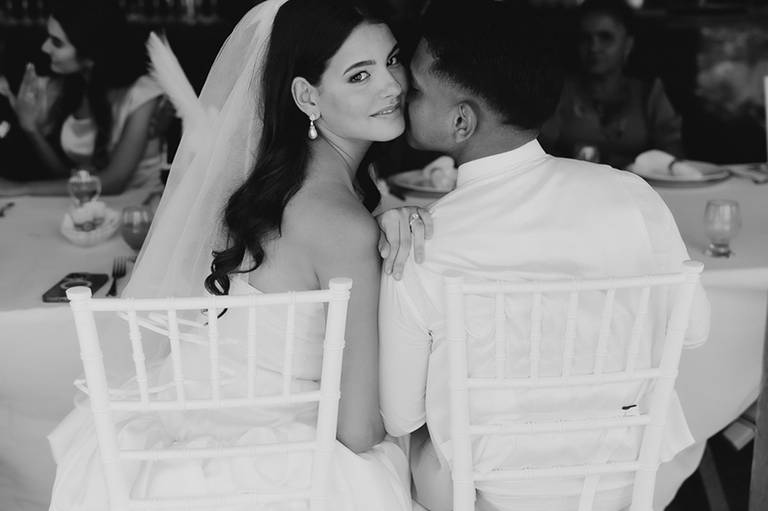 noiva olhando
para câmera e sorrindo
em preto e branco