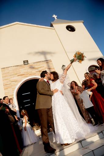 Beijo na saida do casal