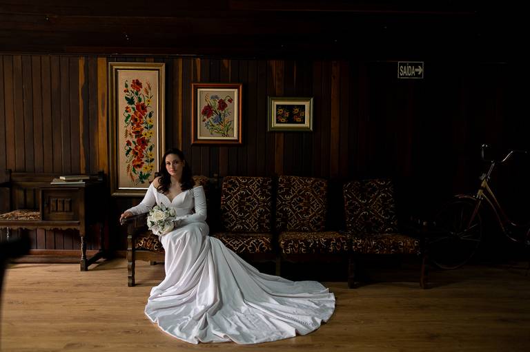 Noiva no sofá vestido longo