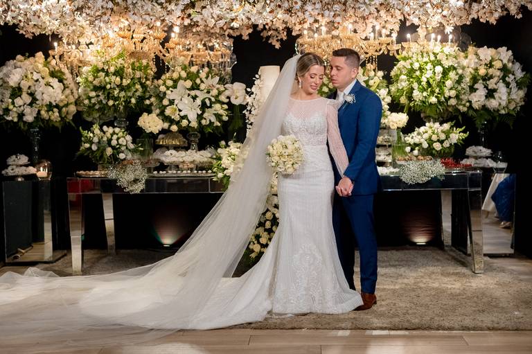 casal de mãos dadas
com a decoração