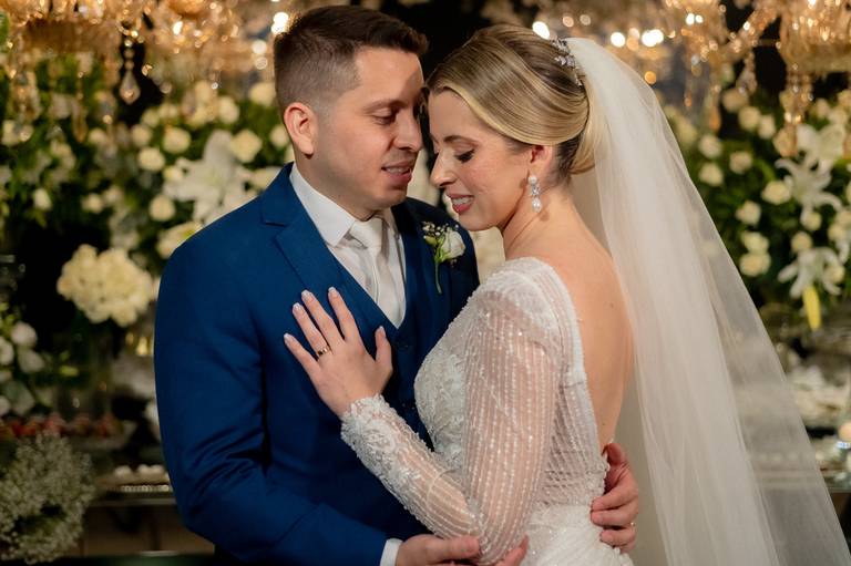 casal se abraçando
e sorrindo