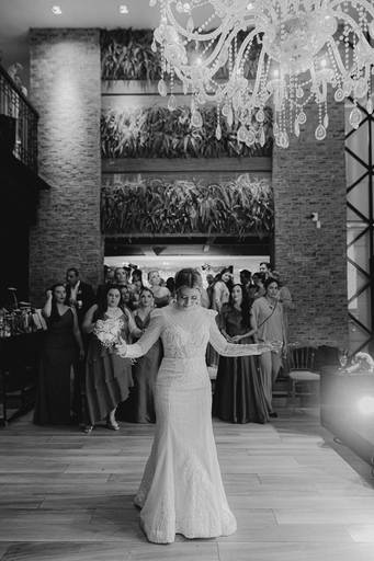 noiva com seu buquê 
em preto e branco