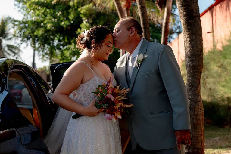 pai da noiva beijando
sua testa