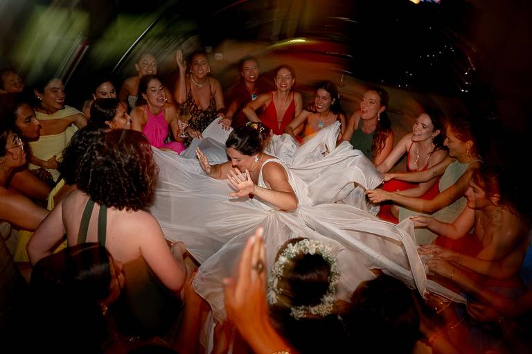 Noiva e madrinhas na pista.