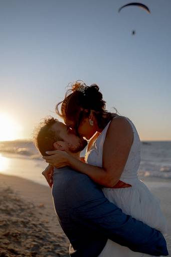 Casal se beijando no por do sol