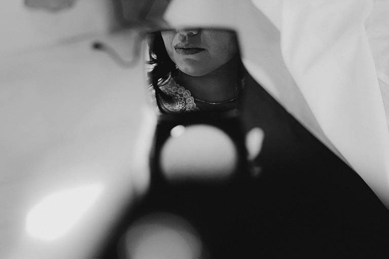 noiva se olhando no
espelho em preto e branco