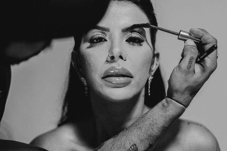 maquiadora maquiando
noiva em preto e branco