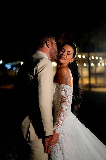 noivo beijando 
bochecha da noiva