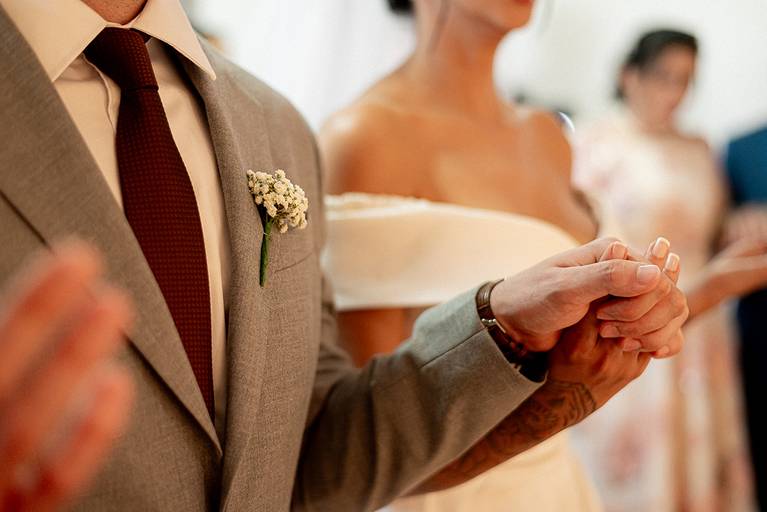 casal de mãos dadas 