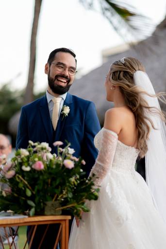 casal se olhando 
e sorrindo