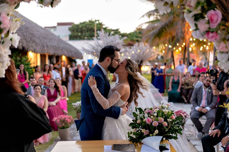 Casal se beijando em casamento na praia