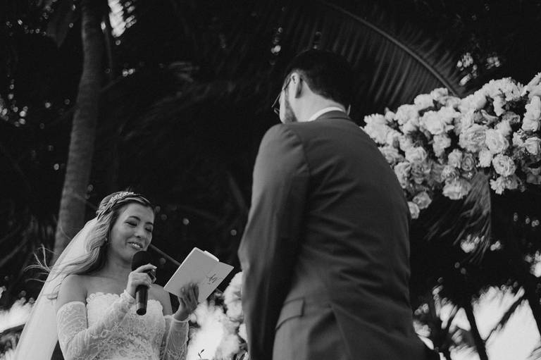 casal falando os 
votos em preto e branco