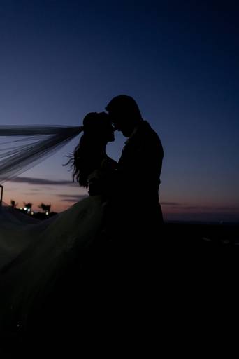 Silhueta do casal no por do sol