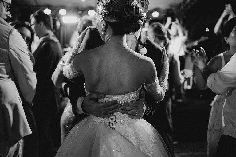 casal dançando abraçados em preto e branco 