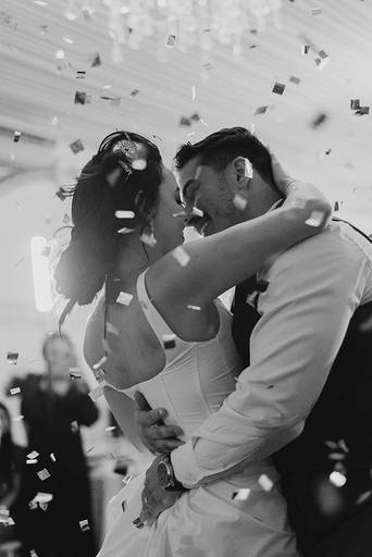 casal se abraçando
em preto e branco