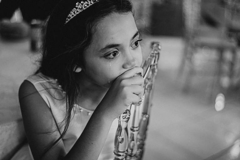 filha chorando no casamento da mãe