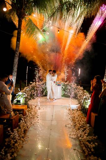 beijo do casal com fogos