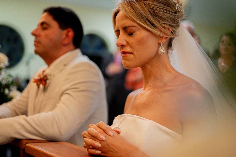 Noiva chorando apos a comunhão