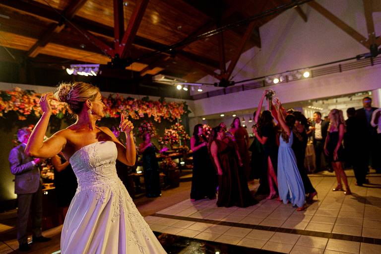 noiva jogando o buquer