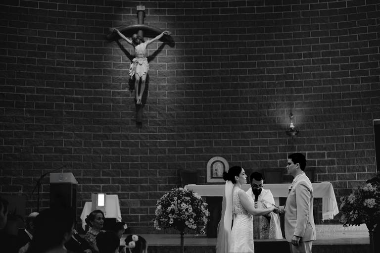 dentro da igreja 
em preto e branco
