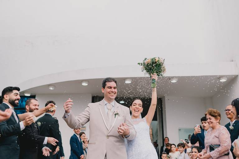 casal alegre na saída
