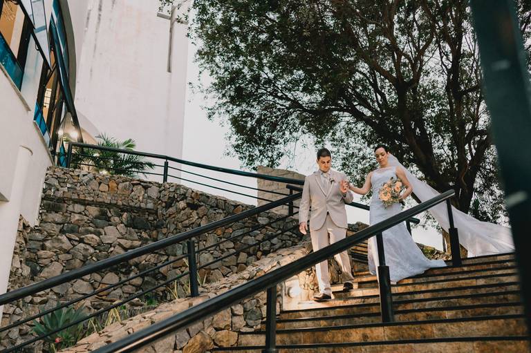 casal na escada
da igreja