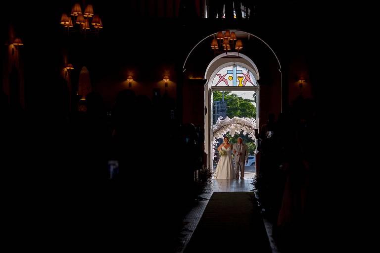 Entrada da noite na igreja católica.